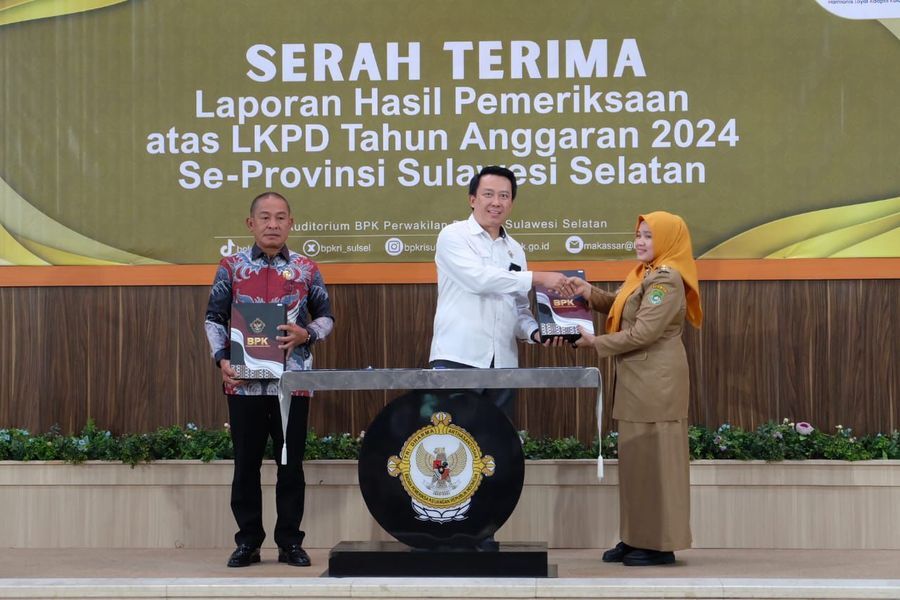 TERIMA LAPORAN -- Wabup Sidrap, Nurkanaah saat menerima penyerahan LHP LKPD oleh BPK RI di Kantor BPK Perwakilan Provinsi Sulsel di Makassar, Senin (26/5). 

