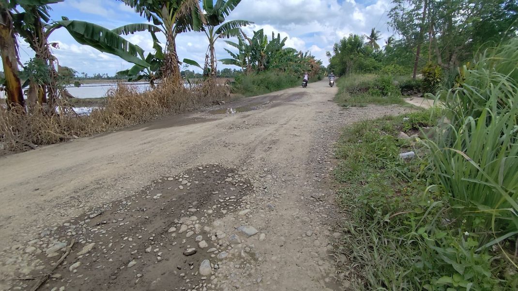 JALAN RUSAK -- Pemkab Sidrap meminta para Kepala Desa (Kades) agar menggunakan Dana Desa (DD) untuk kepentingan masyarakat dan jangan berputar-putar pada aparatur desa. 
