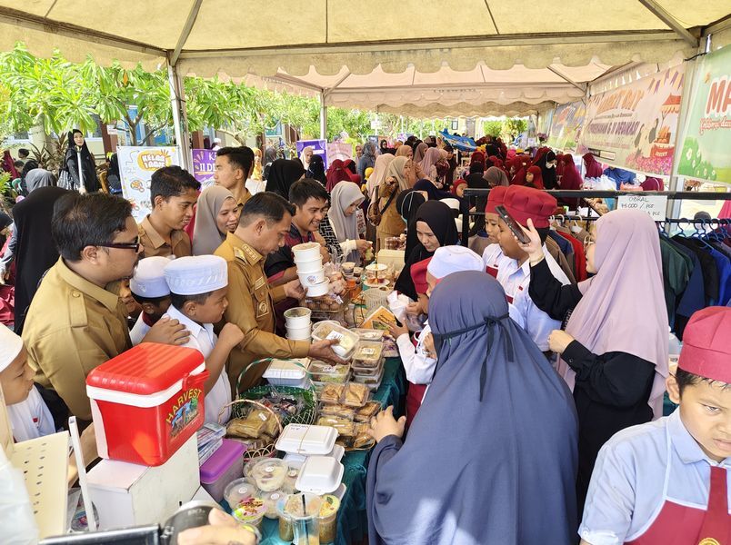 APRESIASI -- KB TK Qurani Attauhid dan SD Islam Terpadu Attauhid Sidrap menggelar Market Day selama dua hari, Selasa dan Rabu (6–7/5) dengan melibatkan 426 anak didik, guru dan para orang tua murid.  Tampak Bupati Sidrap Syaharuddin Alrif berbaur dengan para murid, guru dan orang tua murid. 
