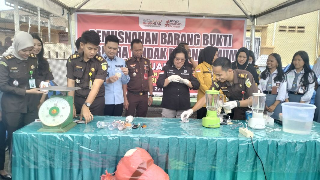 MUSNAHKAN -- Kejari Sidrap melakukan pemusanahan barang bukti yang digelar secara terbuka dengan cara diblender dan digurinda di halaman Kantor Kejari Sidrap, Selasa (27/5).  
