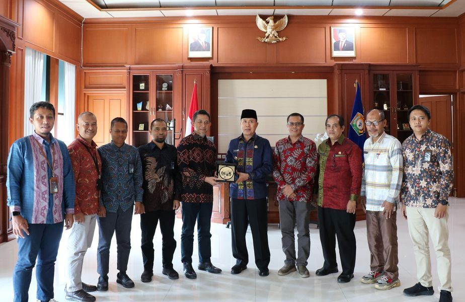 SILATURAHMI -- General Manager PLN UID Sulselrabar, Edyansyah (lima dari kiri) bersama segenap jajaran manajemen bersilaturahmi dengan Gubernur Sulawesi Tenggara, Mayjen TNI (Purn) Andi Sumangerukka (lima dari kanan) di Kota Kendari, Sulawesi Tenggara.