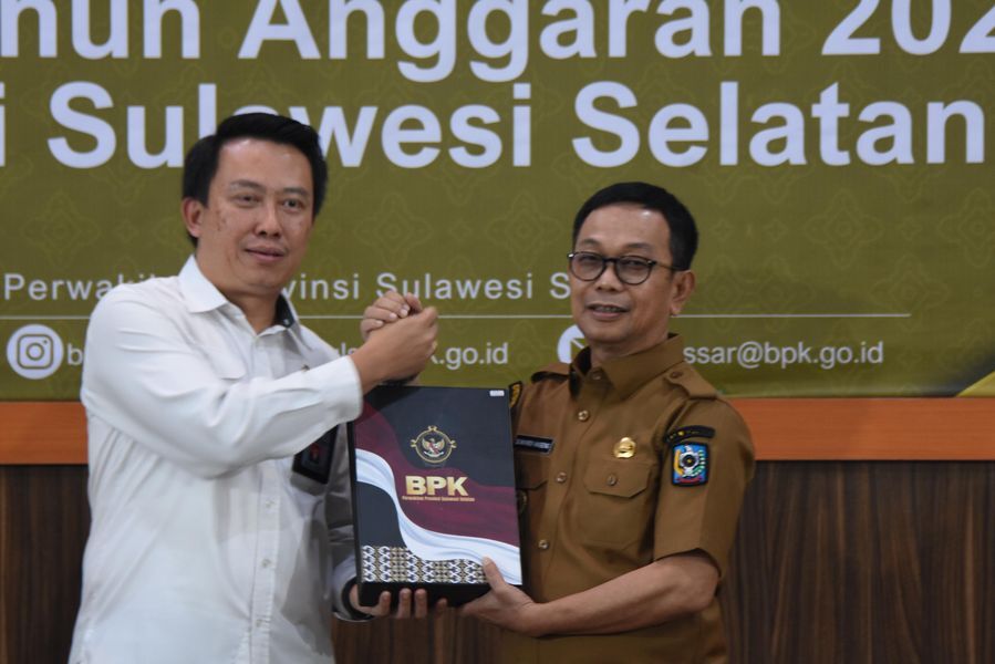 LAPORAN -- Ketua BPK Perwakilan Sulsel Winner Franky Halomoan Manalu menyerahkan LHP dan  LKPD oleh BPK RI kepada Bupati Soppeng, H. Suwardi Haseng di Kantor Perwakilan BPK perwakilan Sulsel,  Senin (26/5). 
