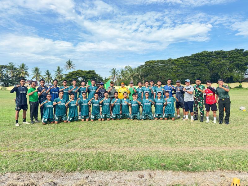 MOTIVASI -- Dandim 1423/Soppeng, Letkol (Inf) Reinhard H Manurung memberikan motivasi dan dukungan langsung kepada tim sepakbola Kabupaten Soppeng yang akan berlaga di ajang Pekan Olahraga Provinsi (Porprov). 