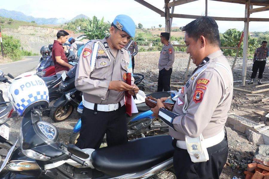 GAKTIBLIN -- Propam Polres Soppeng melaksanakan kegiatan Gaktiblin bagi anggota Polri di lingkungan Polres Soppeng. Apel digelar usai apel pagi di Lapangan Mapolres Soppeng dan dipimpin AKP Muhammad Ali AR, Kamis (15/5).