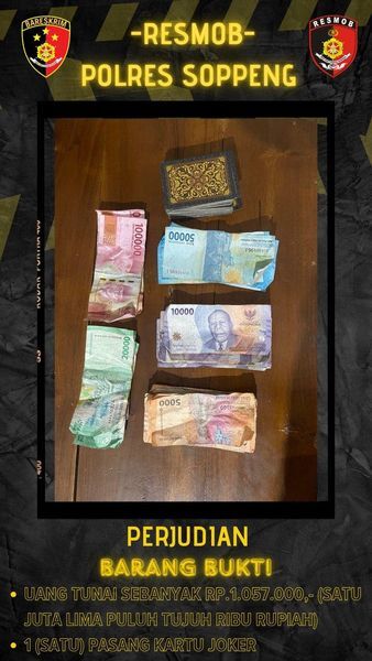 AMANKAN -- Polres Soppeng mengamankan lima orang pelaku M, S, J, Z, dan A dalam kasus judi. Dari tangan pelaku, polisi menyita barang bukti berupa uang tunai sebesar Rp 1.057.000 dan satu pasang kartu Joker.