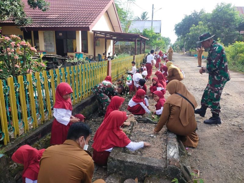 Personel Koramil Karya Bakti di Manorang Salo