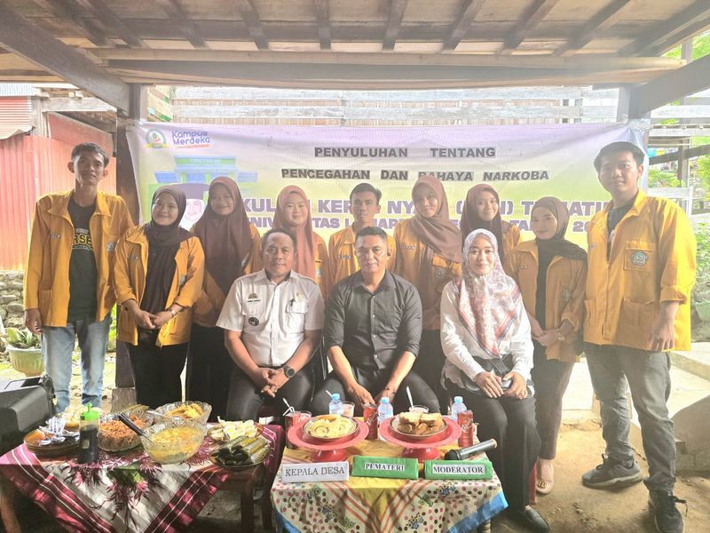PENYULUHAN -- Sat Res Narkoba Polres Soppeng melaksanakan kegiatan Binluh tentang pencegahan penyalahgunaan narkoba di Desa Donri Donri, Kabupaten Soppeng dipimpin Kanit II Sat Res Narkoba Polres Soppeng, Ipda Jusbar PN, Rabu (7/5).
