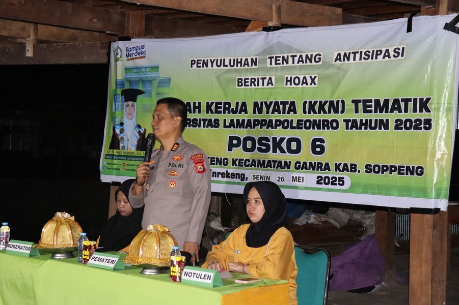 PENYULUIHAN -- Polres Soppeng melalui Seksi Humas melaksanakan kegiatan penyuluhan bertajuk antisipasi berita hoax di Dusun Lariccong, Desa Enrekeng, Kecamatan Ganra, Kabupaten Soppeng, Senin (26/5). 
