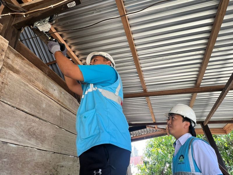 TAMBAH DAYA -- lustrasi Petugas PLN saat melakukan penambahan daya pada kWh meter milik pelanggan di Kabupaten Sidrap, Sulawesi Selatan.
