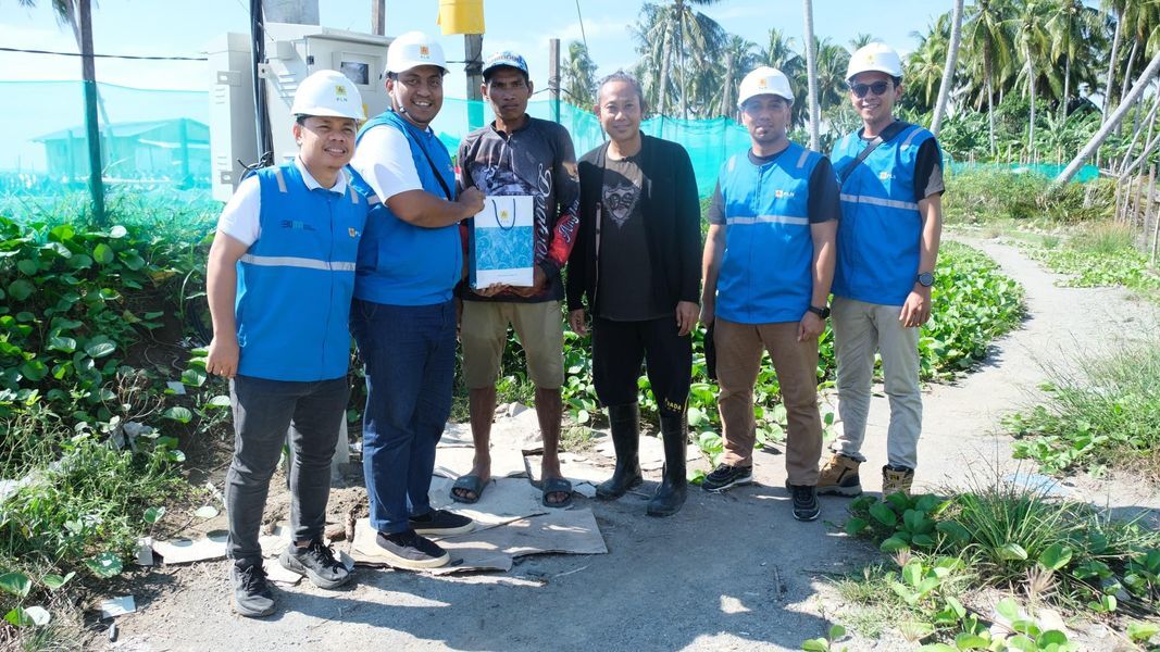 TAMBAK UDANG -- Manajemen PT PLN (Persero) Unit Pelaksana Pelayanan Pelanggan Mamuju saat mengunjungi salah satu pelanggan tambak udang vaname di Kabupaten Mamuju, Provinsi Sulawesi Barat.
