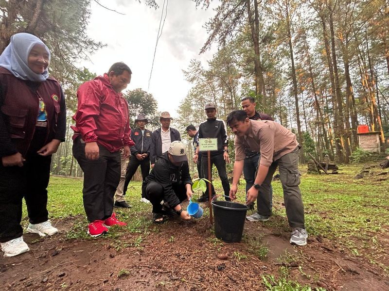 IST
TANAM -- Wabup Gowa, Darmawangsyah Muin bersama Ketua TP PKK Gowa, Andi Tenri Indah, melakukan penanaman pohon di hutan wisata Bissoloro bersama para perawat. 

