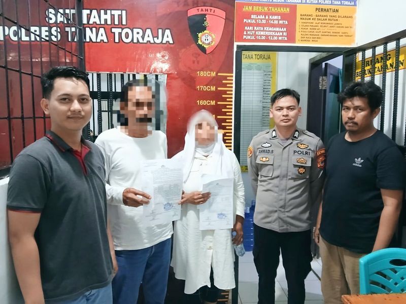 DIAMANKAN -- Satreskrim Polres Tana Toraja mengamankan pelaku tindak pidana eksploitasi anak di warung remang-remang di  Mengkendek Tana Toraja, Sabtu (17/5).
