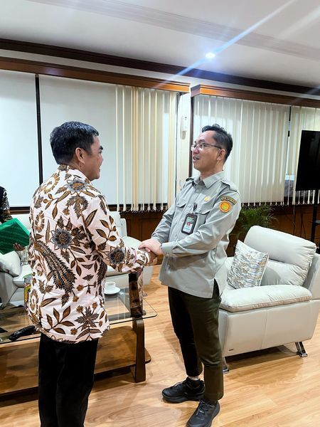TEMUI DIRJEN -- Bupati Tana Toraja Zadrak Tombeq foto bersama empat Dirjen di Kementrian Pertanian (Kementan) RI guna menyelaraskan program pertanian daerah dengan pemerintah pusat, Senin (25/5). 
