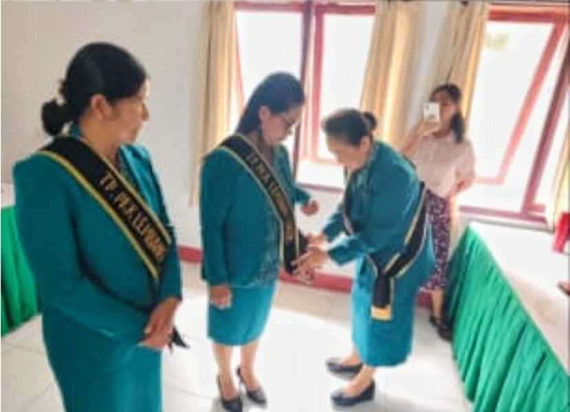 LANTIK -- Ketua TP PKK Tana Toraja Erni Yetti Riman saat menghadiri pelantikan TP PKK Kecamatan Malimbong Balepe, dan pengukuhan  TP Posyandu, Bunda Paud, Bunda Literasi dan Bunda Forum Anak Tingkat Kelurahan dan Lembang baru-baru ini.
