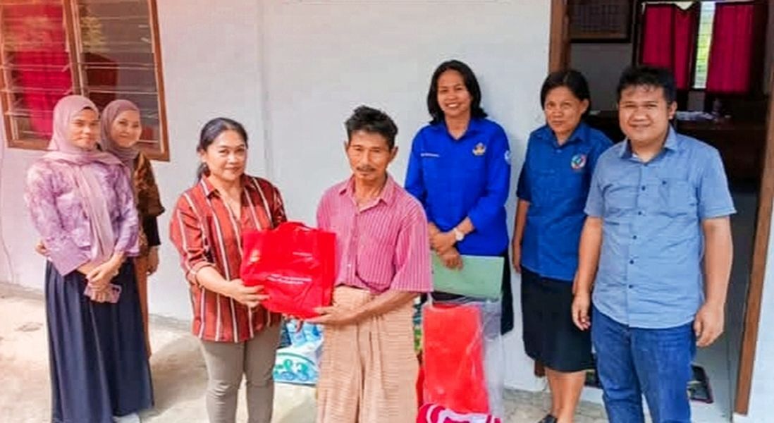 BANTUAN -- Dinsos Kabupaten Tana Toraja menyalurkan bantuan logistik ke warga terdampak bencana alam (tanah longsor) di Lembang Salu Boronan, Kecamatan Saluputti, Jumat (16/5). 
