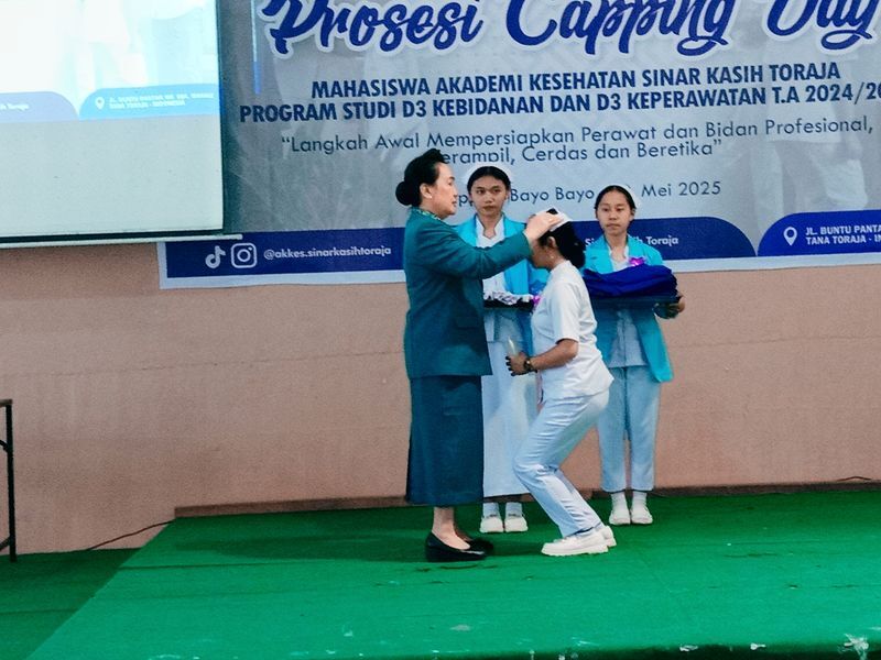 CAPPING DAY -- Sebanyak 116 mahasiswa Akademi Sinar Kasih (Akkes) Toraja jalani menggelar Capping Day di Objek Wisata (Obwis) Sa'pak Bayo-Bayo Sangalla Utara baru-baru ini.  
