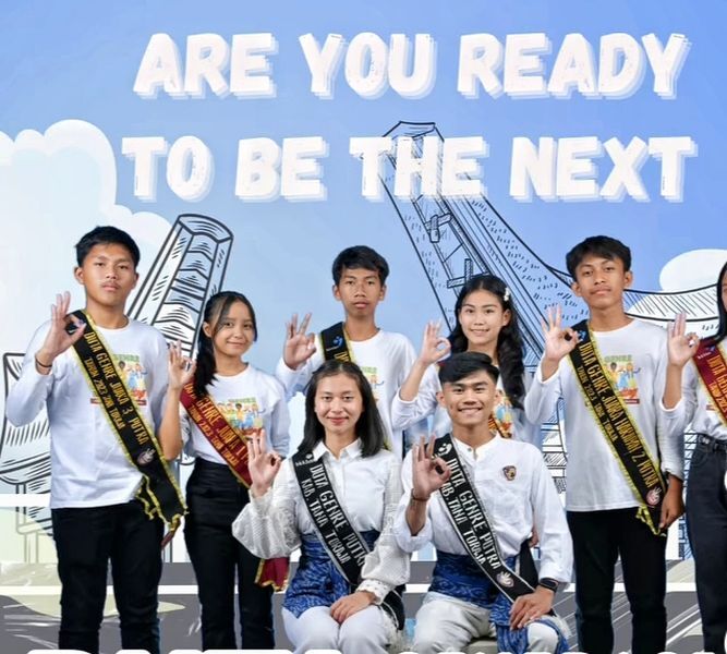 PEMBINAAN -- Kadis DP3AP2 KB Kabupaten Tana Toraja, Rante Limbong foto bersama disela-sela pembinaan Duta Genre Kelurahan-Lembang (Desa) tahun 2025, Selasa 13/5 
