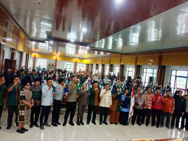 DILEPAS -- Bupati Tator Zadrak Tombeg melepas 35 JCH Tana Toraja menuju Asrama Haji Sudiang, Makassar digelar di Ruang Pola, Kantor Bupati Tana Toraja, Kamis (8/5).  
