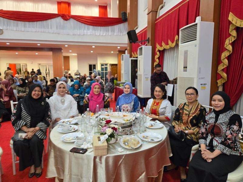 DIALOG -- Ketua TP PKK Erni Yetti Riman saat menghadiri dialog bersama dan Rapat Sinkronisasi Program Pemberdayaan Perempuan, dan Perlindungan Anak di Baruga Asta Cita Makassar, Jumat (23/5) malam 

