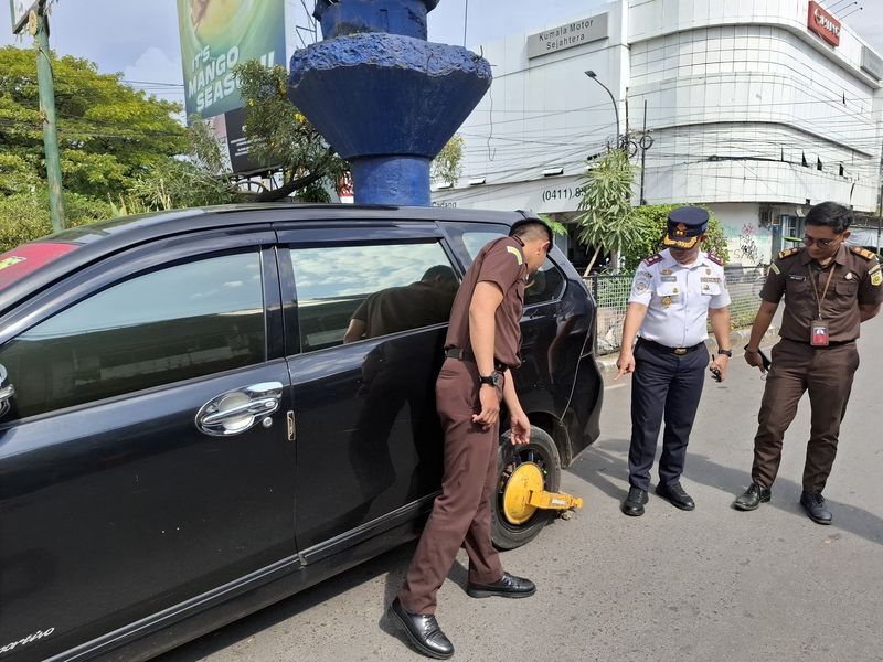 ist
PENERTIBAN--Dinas Perhubungan bekerjasama Polrestabes Makassar melakukan razia kendaraan yang parkir sembarangan, Rabu (14/5).Ada beberapa kendaraan yang ditilang dan digembok.
