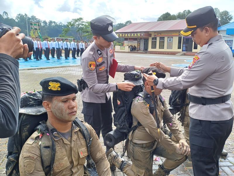 PEMBARETAN -- Kapolres Toraja Utara, AKBP Stephanus Luckyto memimpin upacara tradisi pembaretan 22 Bintara Remaja angkatan 48, 50 dan 52 Polres Toraja Utara, Senin (19/5).  
