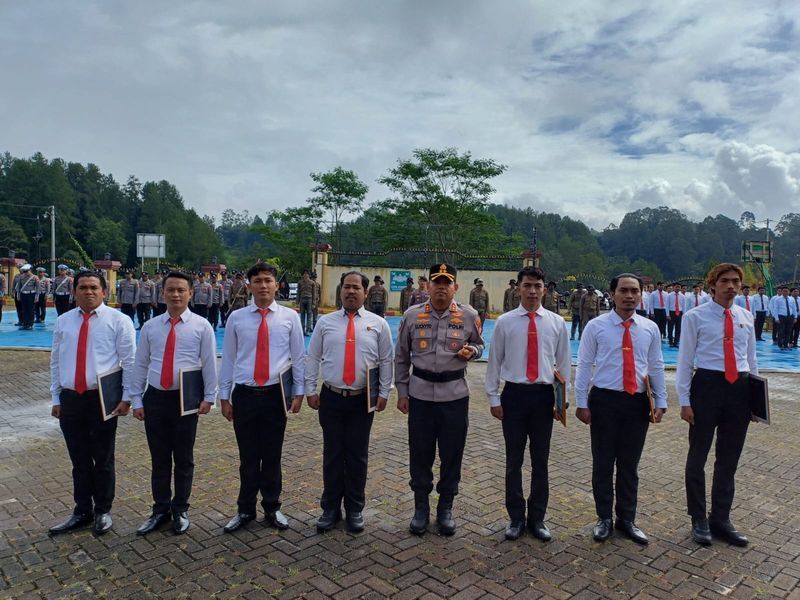 PENGHARGAAN -- Kapolres Toraja Utara, AKBP Stephanus Luckto menyerahkan penghargaan 
kepada tujuh personel  berprestasi usai apel pagi di halaman Mapolres Toraja Utara, Senin (19/5). 
