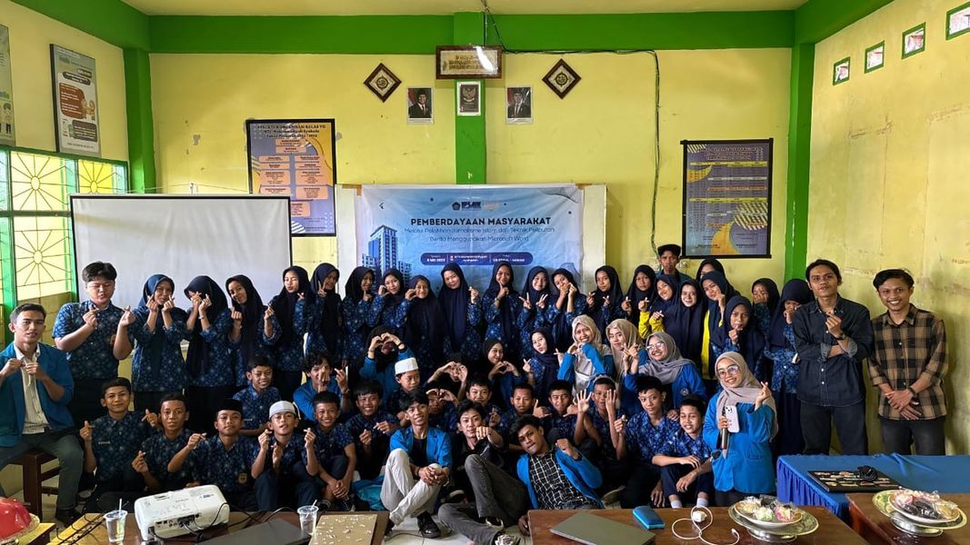 Mahasiswa Ikom Unismuh Gelar PKM di MTS Muhammadiyah