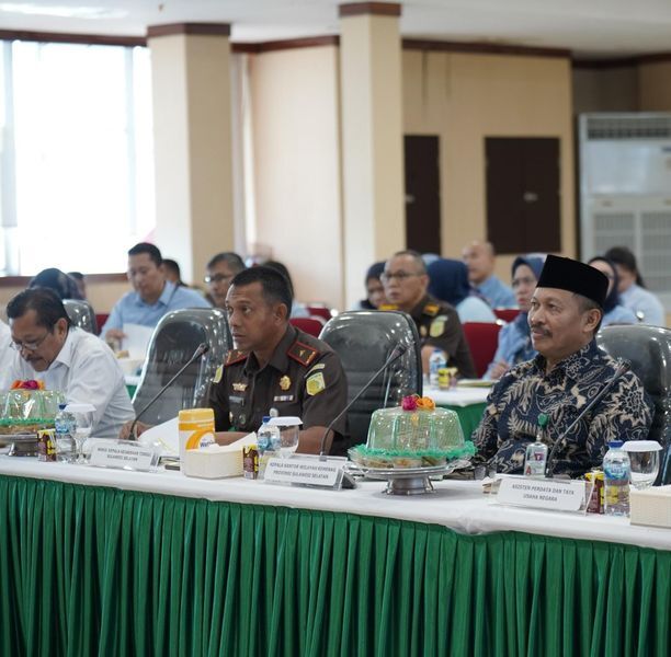 ist
SERTIFIKAT--Wakajati Sulsel, Teuku Rahman memimpin rapat monitoring dan evaluasi pelaksanaan kegiatan Tim Terpadu Percepatan Pensertifikatan Tanah Wakaf di Kejati Sulsel, akhir pekan lalu.
