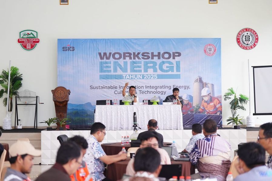WORKSHOP -- Direktur Operasi PT Semen Tonasa, Mochamad Alfin Zaini (kiri) ketika menyampaikan sambutan pada kegiatan Workshop Energi 2025.

