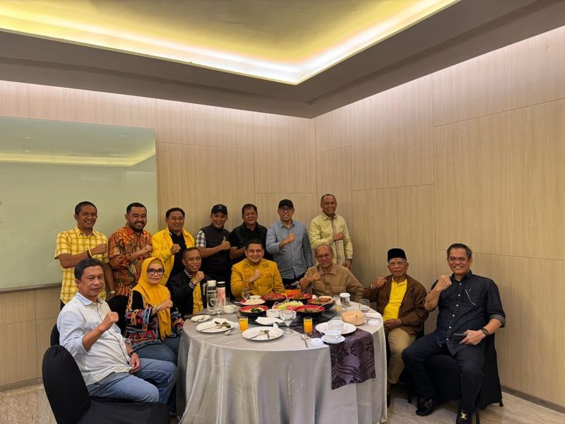 IST
MENEMUI--Sedikitnya ada sembilan Ketua DPD II menemui Appi selaku kandidat Ketua Golkar Sulsel di Hotel Novotel Makassar Sabtu (28/6). 
