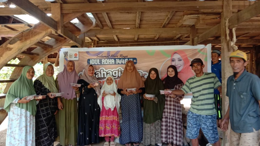 IST
MENERIMA--Sejumlah warga telah menerima dagung kurban yang berasal dari Anggota Fraksi PKS DPR RI Hj Meity Rahmatiah
