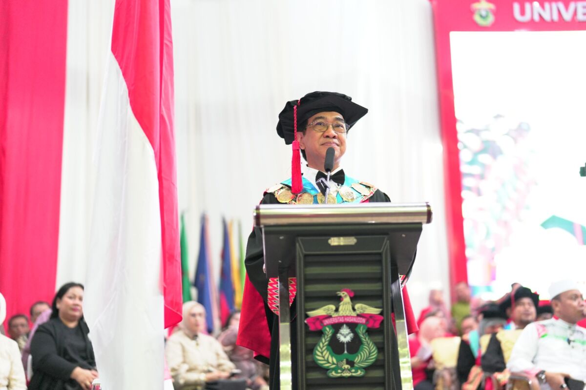 Rektor Unhas, Prof Jamaluddin Jompa saat memberikan sambutan di acara wisuda periode Juni 2025 di Baruga AP Petta Rani, Selasa (3/6/2025).