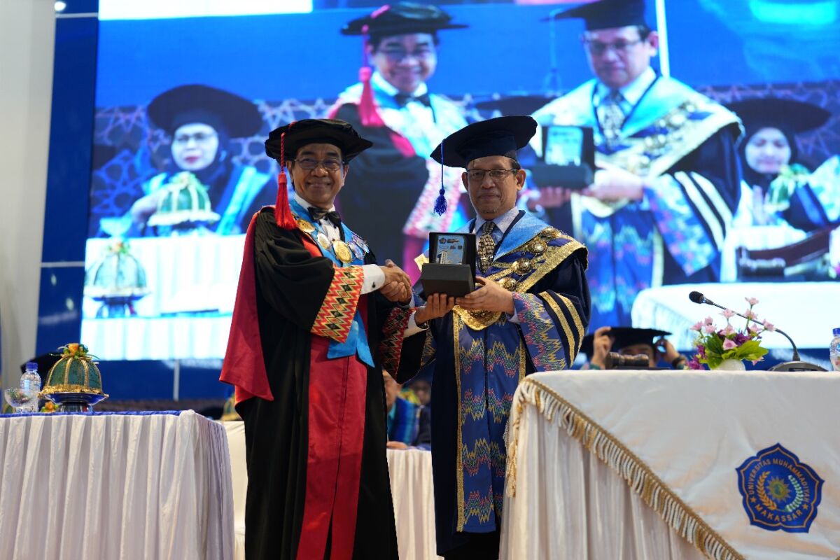 Rektor Unhas Prof Jamaluddin Jompa (kiri) menerima cinderamata usai membawakan orasi ilmiah pada milad ke-62 Unismuh Makassar.
