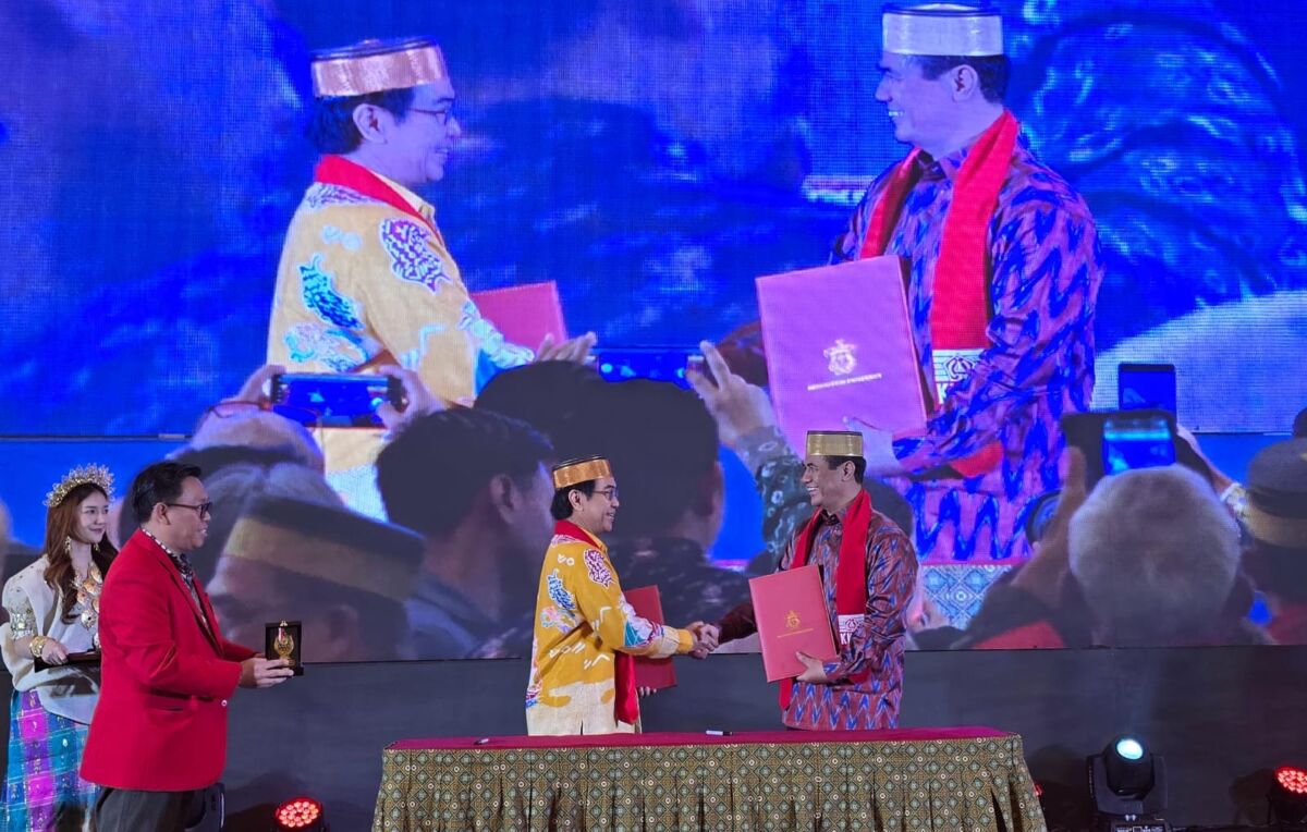 Rektor Unhas, Prof Jamaluddin Jompa bersama Ketua Umum KKSS, Andi Amran Sulaiman menandatangani MoU pembukaan universitas baru saat pengukuhan pengurus KKSS di Hotel JW Luwansa Jakarta, Minggu (22/6/2025).
