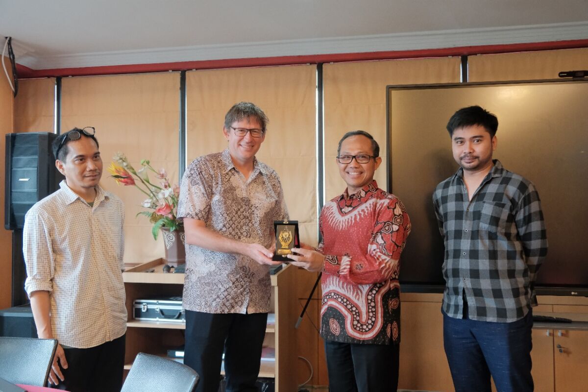WR I Unhas, Prof. drg. Muhammad Ruslin menerima kunjungan dari NUS Singapura di lantai 8 gedung Rektorat Unhas.