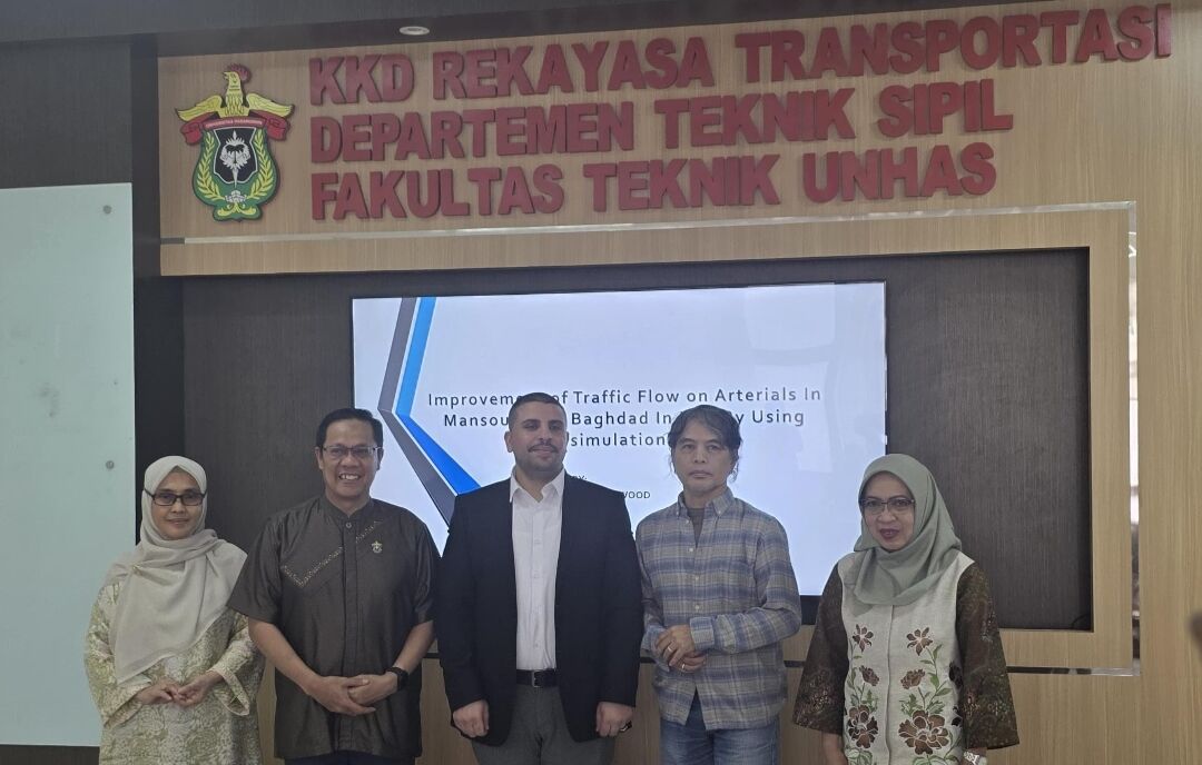 Ahmed Safaa Dawood mengikuti ujian magister di Ruang Seminar Teknik Transportasi, Departemen Teknik Sipil, Fakultas Teknik Unhas, Rabu (25/6/2025).