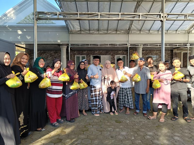 
IST
BERSAMA--Ketua DPD II Partai Golkar Kota Parepare Erna Rasyid Taufan didampingi Ketua Golkar Sulsel Taufan Pawe bersama warga yang menerima daging kurban
