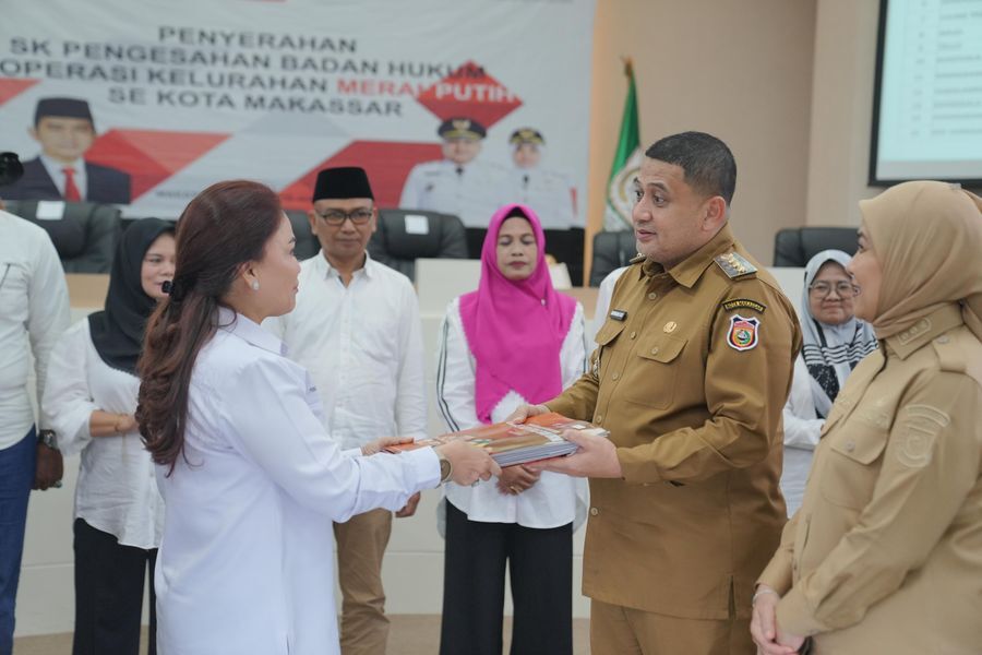 IST
SERAHKAN SK-Wali Kota Makassar Munafri Arifuddin didampingi Wawali Aliyah Mustika menyerahkan SK pengesahan badan hukum Koperasi Kelurahan Merah Putih, Selasa (10/6).