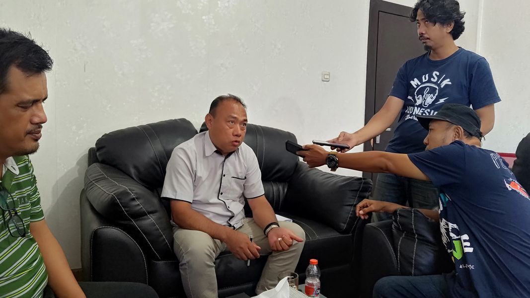 IST
KETERANGAN--Dua Anggota Bawaslu Sulsel yakni Andarias Duma dan Alamsyah memberikan keterangan terkait sengketa di MK  
