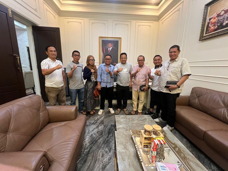 IST
SILATURAHMI--Ketua Umum DPP IKA STEMZA Darmawangsyah Muin bersilaturahmi dengan Ketua Dewan Pembina, HM. Aksa Mahmud
