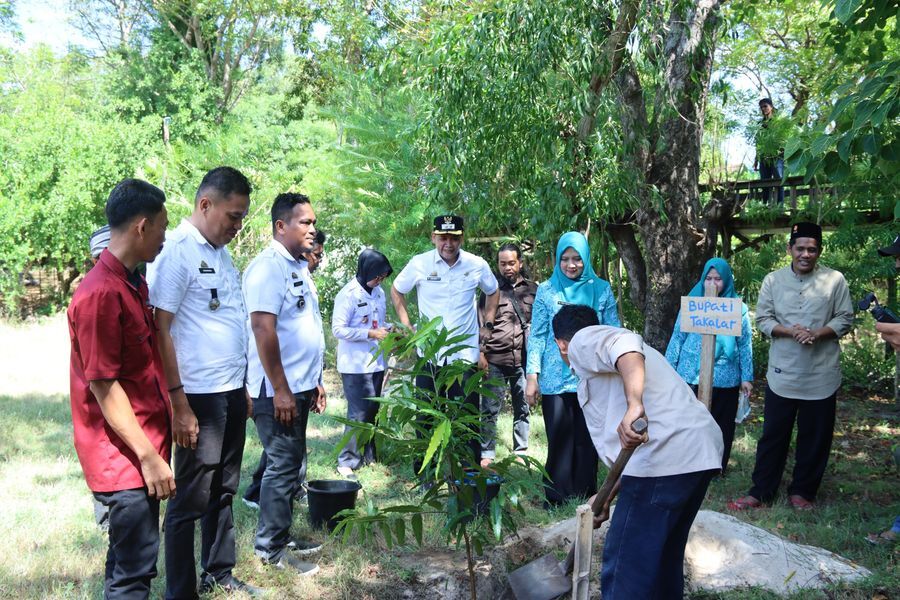 IST
TANAM POHON-Wabup Takalar Dr H Hengky Yasin menanam pohon di PPL H Puntondo pada peringatan Hari Lingkungan Hidup, Rabu (11/6).
