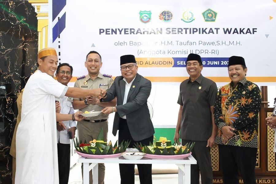 IST
MENERAHKAN--Anggota DPR RI Taufan Pawe menyerahkan sertipikat tanah wakaf Masjid Alauddin Kilo Lima
