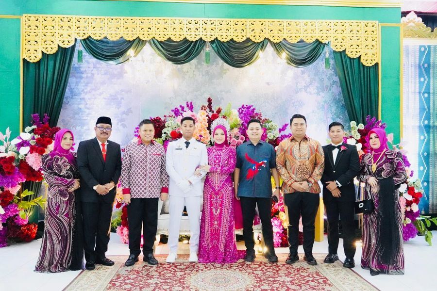 IST
RESEPSI--Wakil Ketua DPRD Sulsel Yasir Mahmud menghadiri resepsi pernikahan putri dari legislator Partai Gerindra Sulsel H Patudangi Azis di Aula Gedung Bersama Bulukumba, Sabtu (14/6). 
