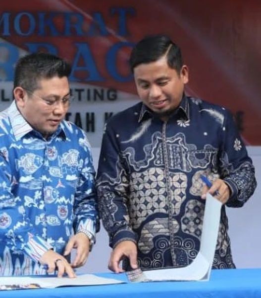 IST
BERSAMA--Wali Kota Parepara Tasming Hamid bersama anggota Fraksi Demokrat DPR RI, Andi Muzakkir Aqil pada program Demokrat Berbagi Peduli Stunting di Rumah Aspirasi, Jalan Abu Bakar Lambogo No.112 A
