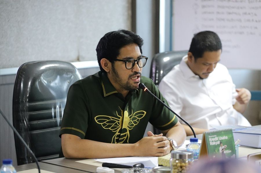 IST
GELAR RDP--Ketua Komisi A DPRD Provinsi Sulsel, Andi Muhammad Anwar Purnomo didampingi Wakil Ketua Mizar Roem pimimpin RDP dihadiri BKD, Biro Hukum, BKAD hingga Koalisi Perjuangan Pemuda Mahasiswa (KPPM), Senin (16/6).
