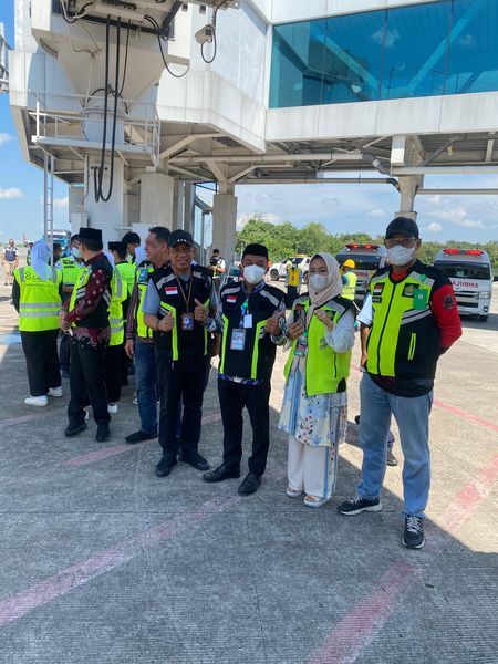 IST
MENJEMPUT--Bupati Sidrap H Syaharuddin Alrif didampingi istri menjemput langsung 263 jamaah haji asal Kabupaten Sidrap di Bandara Sultan Hasanuddin Makassar, Senin (16/6).

