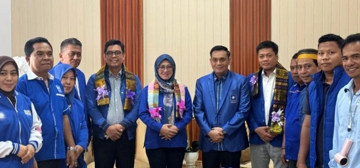 IST
MEMASANGKAN--Ketua DPW PAN Sulsel Hj St Husniah Talenrang bersama pengurus usai memasangkan jaket PAN kepada Hermanto di Rumah Jabatan Wakil Wali Kota Parepare, Jalan Ganggawa, Minggu (15/6).
