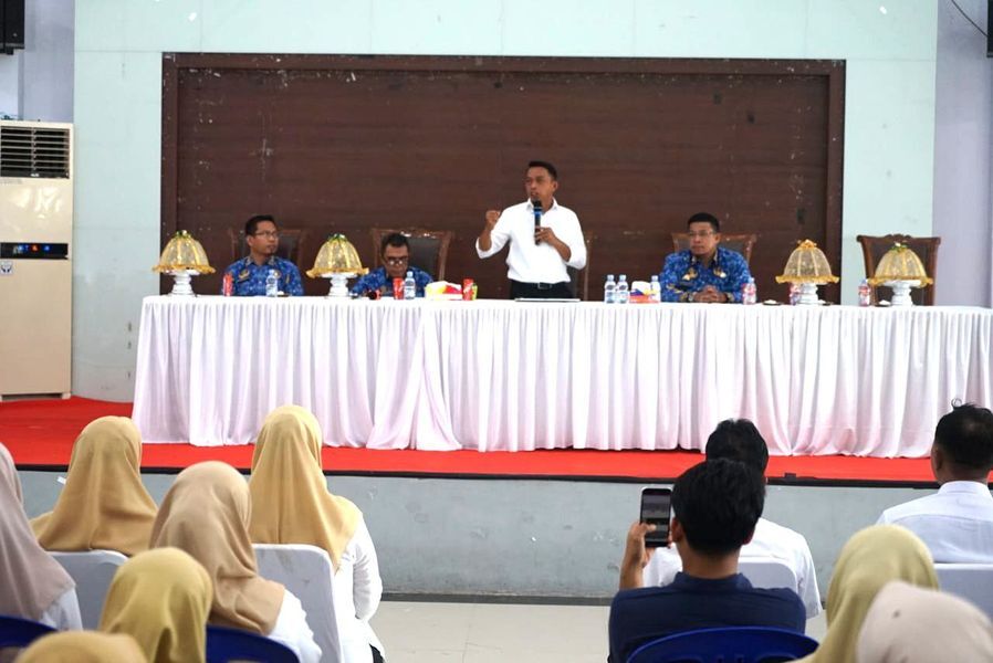 IST
ARAHAN--Bupati Sidrap H Syaharuddin Alrif memberikan arahan setelah menandatangani SK para calon PPPK di Aula Kompleks SKPD, Kelurahan Batu Lappa, Kecamatan Watang Pulu, Selasa (17/6).