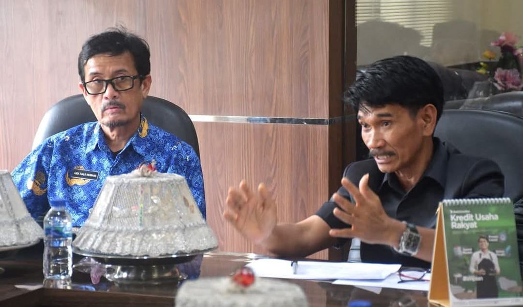 IST
PENJELASAN--Wakil Ketua DPRD kabupaten Pinrang Syamsuri memberikan penjelasan didampingi Sekda kabupaten Pinrang Andi Calo Kerrang
