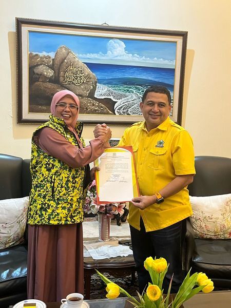 IST
MENERIMA--Ketua Golkar Makassar Munafri Arifuddin menerima SK dari Ketua Golkar Maros Suhartina Bohari dan Ketua Golkar Soppeng Andi Kaswadi Razak (kiri)
